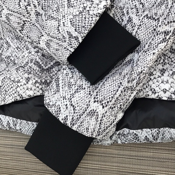 ❤️NWOT Varley Highland Puff Jacket Contrast Snake Size Large - Picture 8 of 11